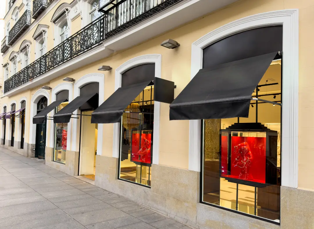 Façade vitrine de magasin en aluminium sur mesure à Clarensac